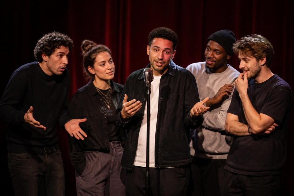 découvrez la nouvelle génération des jeunes humoristes français qui révolutionnent le stand-up avec leur talent et leur créativité.