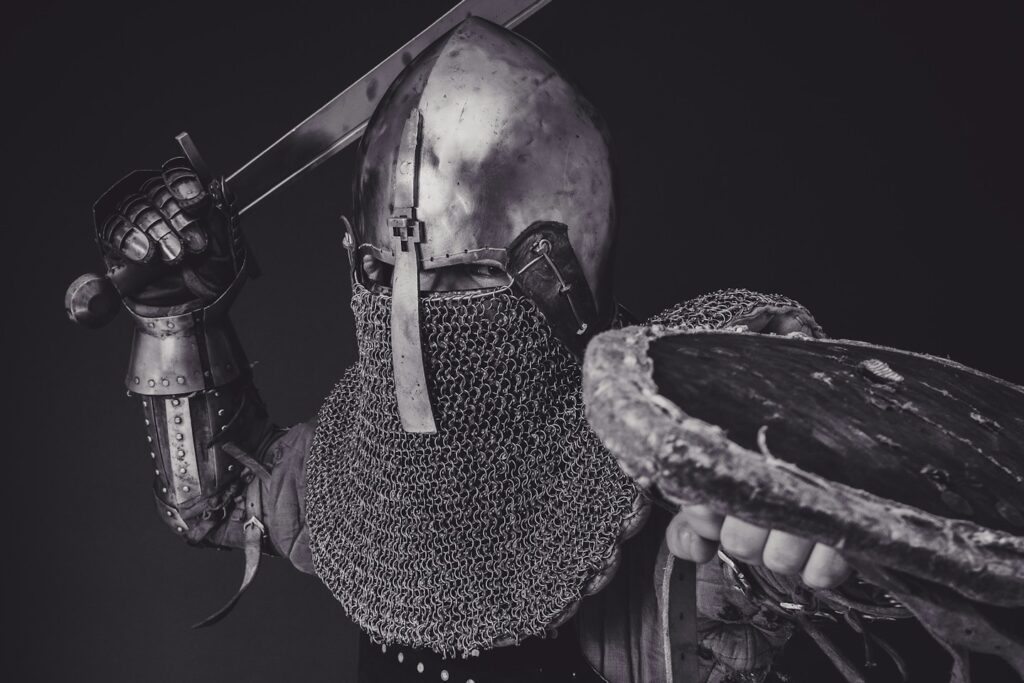 Chevalier en heaume et cotte de mailles brandissant une épée, ambiance de série médiévale
